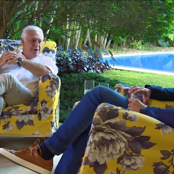 Antonio Fagundes na piscina de sua mansão
