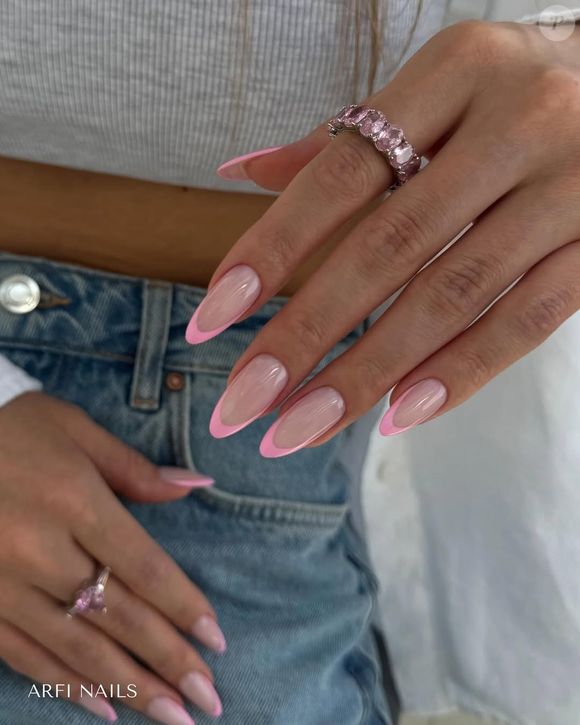 Entre elas, o coral se destaca por unir rosa e laranja em um tom tropical, vibrante na medida certa e longe do efeito neon