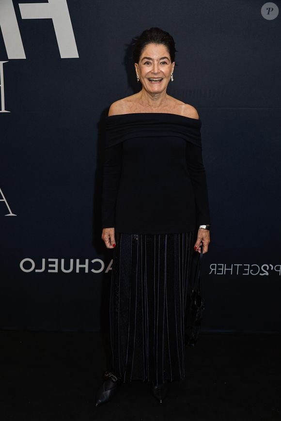 FFW Brasil Fashion Awards 2026: Glória Khalil combinou um pretinho básico com listras para o seu look