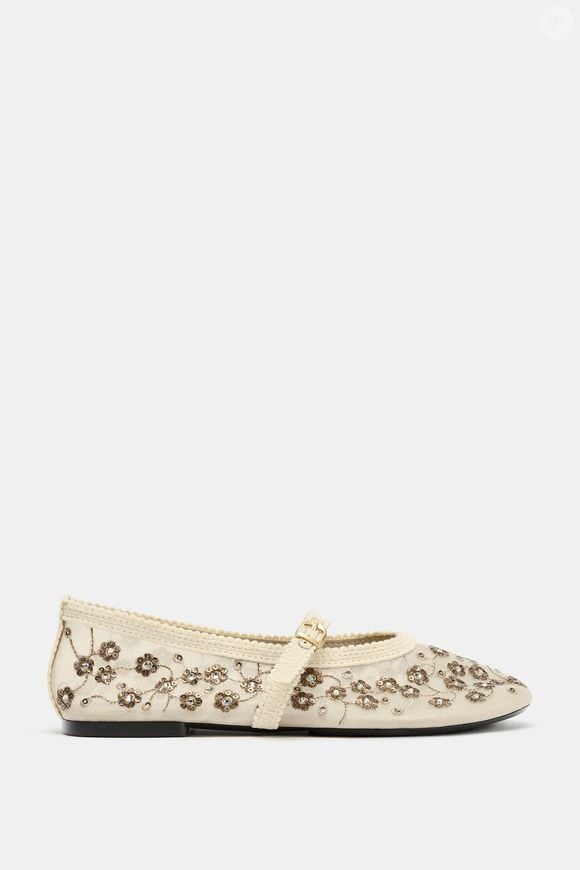 Os bordados com brilho, o acabamento em mesh e o preço de R$ 399 fazem da sapatilha da Zara uma das opções mais sofisticadas da temporada