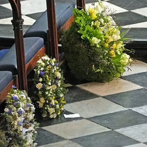 A coroa de flores teria sido encaminhada com um cartão escrito à mão por Meghan.