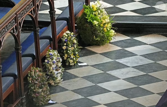 A coroa de flores teria sido encaminhada com um cartão escrito à mão por Meghan.