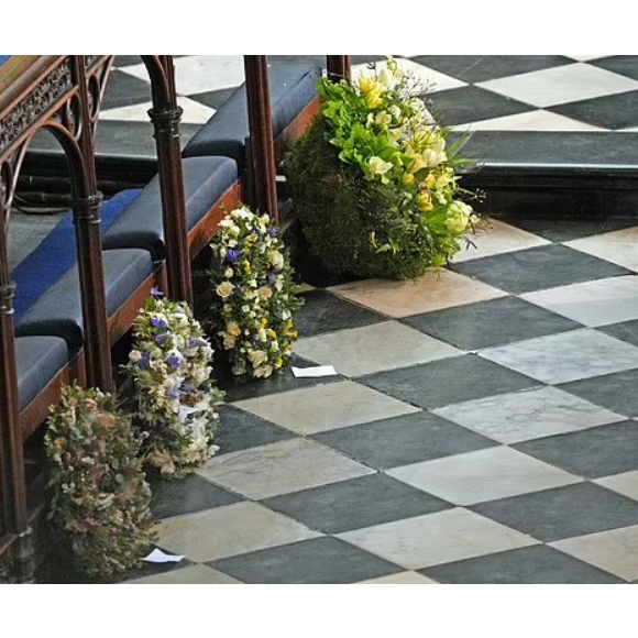 A coroa de flores teria sido encaminhada com um cartão escrito à mão por Meghan.