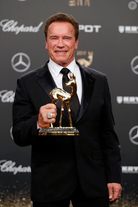 Schwarzenegger também abriu a porta de sua geladeira, revelando uma dieta baseada em alimentos naturais como ovos, uvas, morangos, vegetais, amoras e sua fruta favorita: melancia