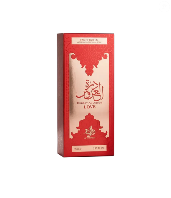 O Durrat Al Aroos Love, da Al Wataniah, apresenta uma composição que combina notas especiadas, adocicadas e amadeiradas. A fragrância começa com almíscar branco e nagarmota, evolui para um coração de baunilha, açafrão e cardamomo e termina com madeira guaiac e cumarina