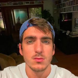 Filho mais velho de Malu Mader e Tony Bello, João causou polêmica com comentários sobre realizar trilha em um vulcão na Indonésia