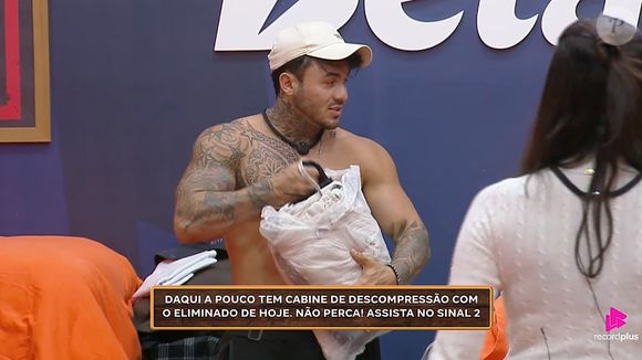 Enquete UOL mostra Wallas na frente de Carol Lekker em ranking de favoritos em A Fazenda 17