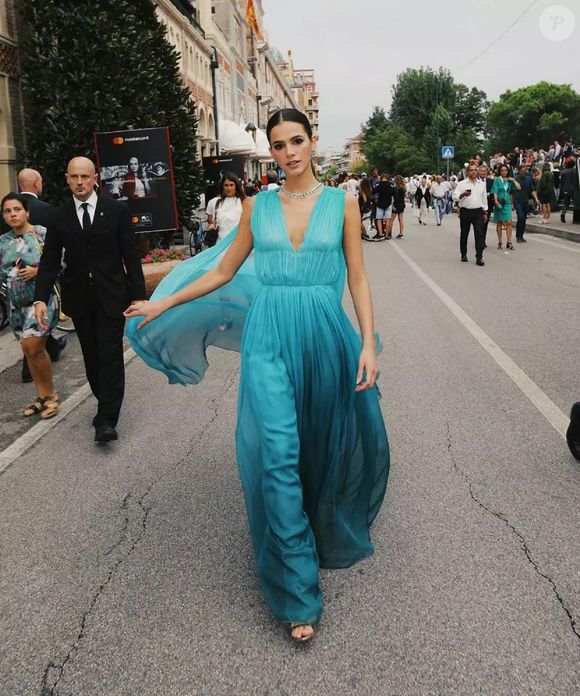 Vestido de festa longo azul degradê sem mangas e com drapeados é opção sofisticada na medida