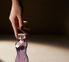 O perfume que faz sucesso entre mulheres elegantes: com notas florais, frutadas e adocicadas, o Glamour Secrets Black é apontado por O Boticário como uma fragrância perfeita para quem gosta de transmitir mistério, glamour e sofisticação