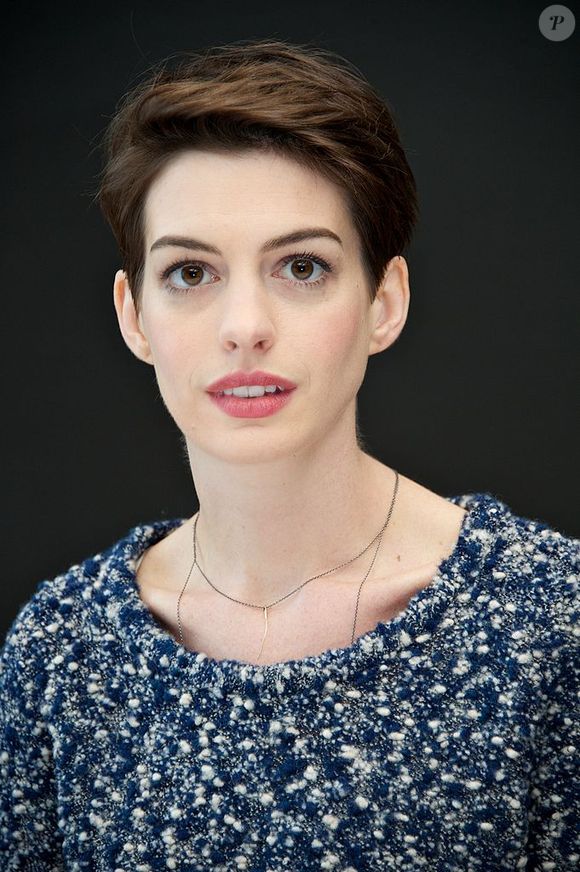 2012: novo visual de Anne Hathaway dividiu opiniões, mas foi para um filme