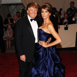Donald Trump e Melania Trump foram com looks exuberantes ao Baile do MET em 2010