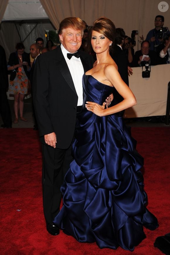 Donald Trump e Melania Trump foram com looks exuberantes ao Baile do MET em 2010
