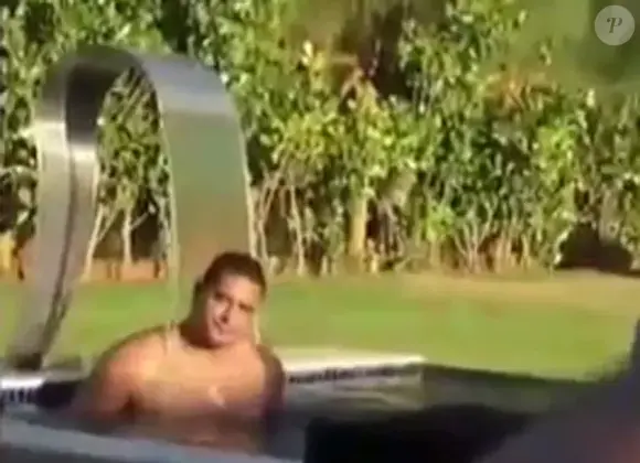 Xanddy desfrutou da área da piscina, que conta com cascata e hidromassagem
