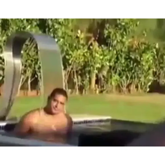 Xanddy desfrutou da área da piscina, que conta com cascata e hidromassagem