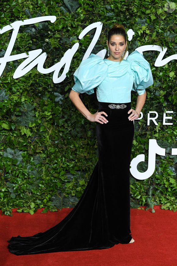Ana Beatriz Barros usou vestido preto e azul Celia Kritha Rioti