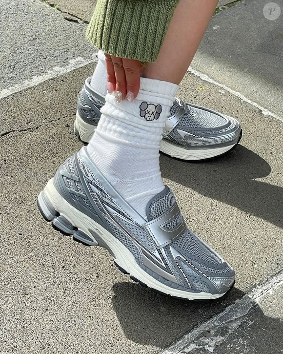 Com cara de mocassim e alma de sneaker, o New Balance 1906L conquista espaço no guarda-roupa de quem sempre evitou tênis fora da academia