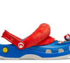 A nova Crocs Mario Classic Clog, da coleção Super Mario, aposta na nostalgia dos anos 90 ao reproduzir elementos marcantes do personagem, como o boné vermelho, os botões amarelos do macacão e acessórios inspirados no universo dos videogames