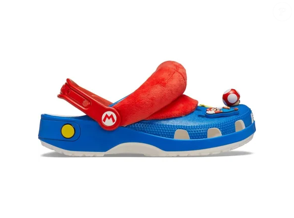 A nova Crocs Mario Classic Clog, da coleção Super Mario, aposta na nostalgia dos anos 90 ao reproduzir elementos marcantes do personagem, como o boné vermelho, os botões amarelos do macacão e acessórios inspirados no universo dos videogames