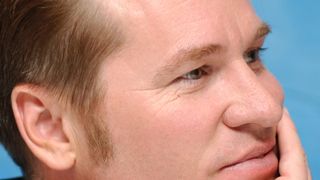 Ator de 'Batman', Val Kilmer perdeu irmão de forma precoce, teve mais de 10 namoradas, e sofreu abalo na voz