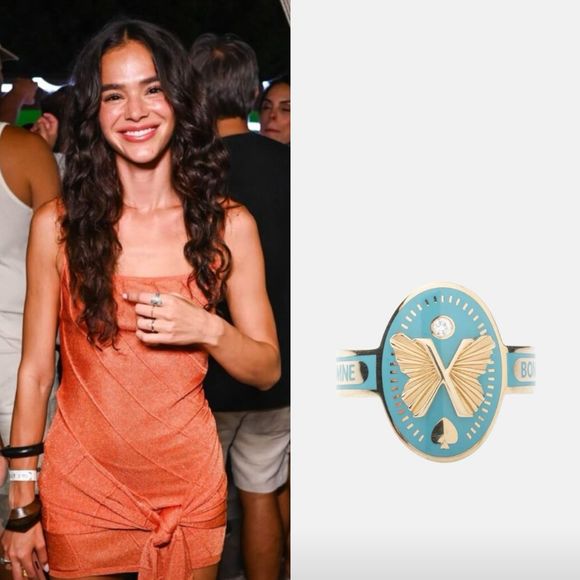 Bruna Marquezine transforma o Ensaio da Timbalada, em Salvador, em passarela ao surgir com vestido de tricô salmão e acessórios luxuosos