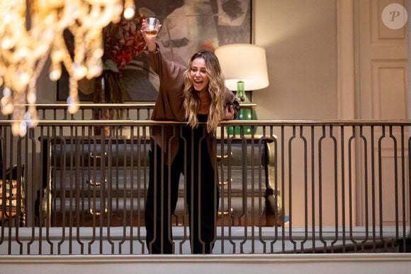 Em 'Vale Tudo', Heleninha (Paolla Oliveira) se embriaga após desentendimentos com a mãe, Odete (Debora Bloch)