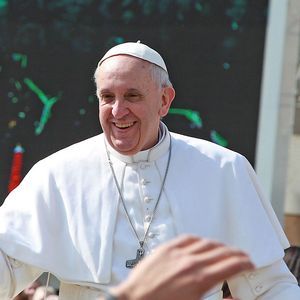 2013: primeira audiência geral do Papa Francisco na Praça de São Pedro, no Vaticano. O pontífice aparece no meio da multidão, feliz e sorridente