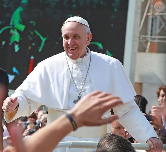 2013: primeira audiência geral do Papa Francisco na Praça de São Pedro, no Vaticano. O pontífice aparece no meio da multidão, feliz e sorridente