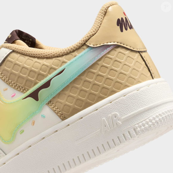 A descrição oficial da Nike destaca que o novo Air Force 1 traz um Swoosh com efeito derretido, detalhes que remetem ao chocolate e uma sola inspirada no tradicional waffle da marca
