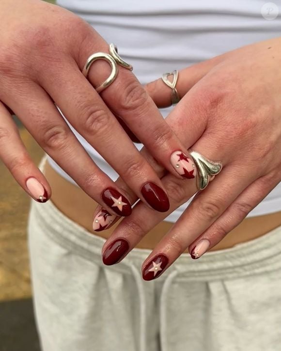 Unha misturando as cores: a união entre vinho e nude pêssego cria uma manicure criativa e elegante, mostrando que apenas dois esmaltes podem render um visual incrível