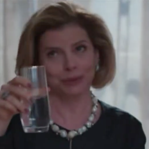 Na cena, Odete aparece com um copo de água na mão enquanto critica o namoro do filho com Solange (Alice Wegmann)