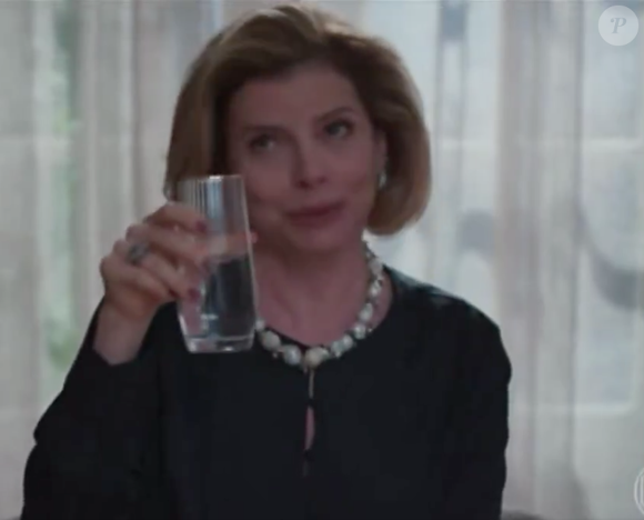 Na cena, Odete aparece com um copo de água na mão enquanto critica o namoro do filho com Solange (Alice Wegmann)