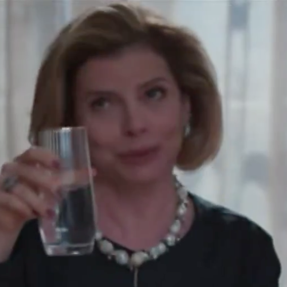 Na cena, Odete aparece com um copo de água na mão enquanto critica o namoro do filho com Solange (Alice Wegmann)