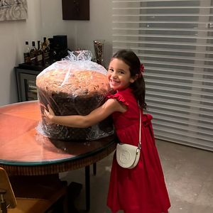 Filha de Ticiane Pinheiro ficou sem o presente esperado no Natal, mas ganhou um panetone gigante do Papai Noel