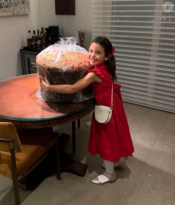 Filha de Ticiane Pinheiro ficou sem o presente esperado no Natal, mas ganhou um panetone gigante do Papai Noel