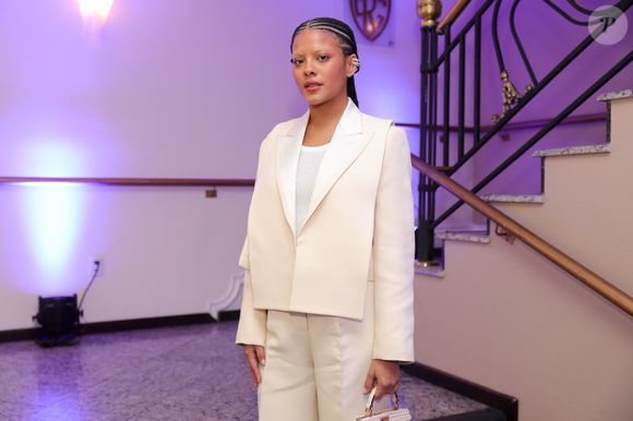 Bella Campos brilha com all white no festival de Gramado