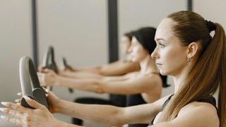 Os dez exercícios de Pilates para construir uma rotina simples para iniciantes em casa