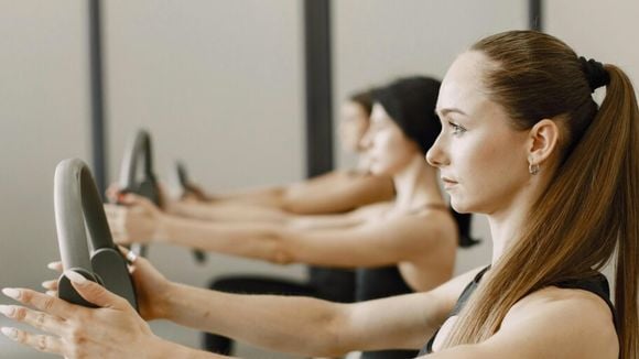 Os dez exercícios de Pilates para construir uma rotina simples para iniciantes em casa