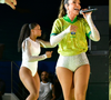 Mainha brilhou! Ivete Sangalo coloca as ‘pernocas’ de fora em look customizado da Seleção antes de Brasil x Chile