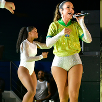 Mainha brilhou! Ivete Sangalo coloca as ‘pernocas’ de fora em look customizado da Seleção antes de Brasil x Chile