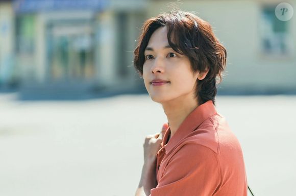 Por lá, ela conhece um bibliotecário tímido que carrega seus próprios traumas do passado