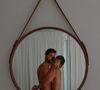 Casal publicou uma sequência de fotos completamente pelados, incluindo essa em frente ao espelho tapando suas intimidades com uma tarja