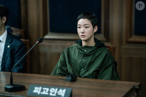 Na prisão, ela cruza o caminho de Mo Eun, uma detenta misteriosa, extremamente fria e inteligente