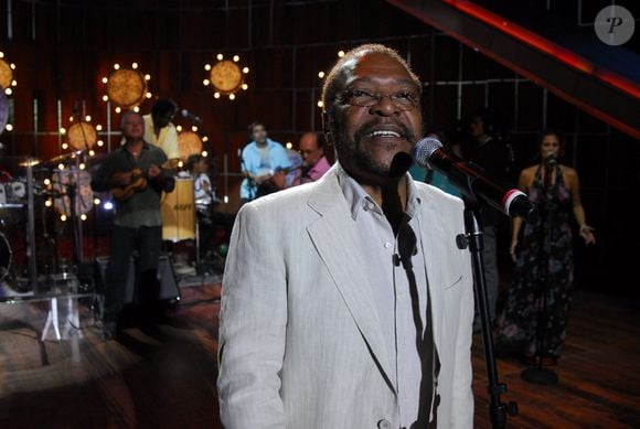 Vila Isabel havia decidido juntar dois sambas para cantar no carnaval 2027, mas em reviravolta escola optou pela composição de Martinho da Vila