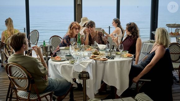 'As Amigas do Clube' mostra como um grupo de casais ricos e atraentes deixa de fingir que está tudo bem quando a morte aparece