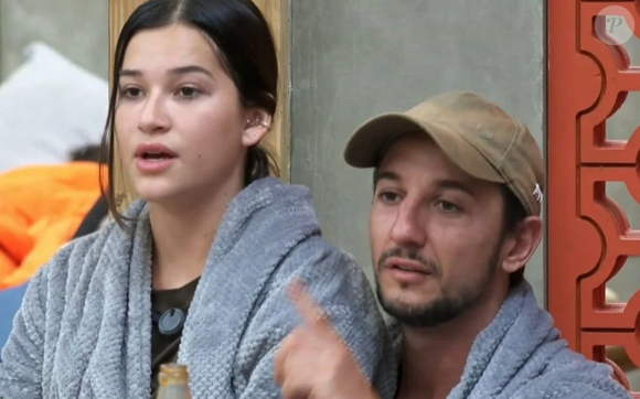Duda Wendling protagonizou cenas de beijo e romance com Luiz Mesquita, filho de Otávio Mesquita, dentro do reality show 'A Fazenda' (2025).