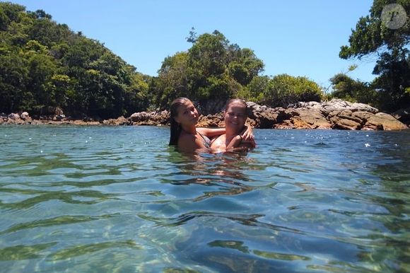 Sobrinha de Xuxa, Nikki Meneghel revelou morte da mãe, Michele, em 19 de abril de 2025