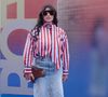 Rio Fashion Week 2026: Giulia Costa apostou em um look de camisa listrada branca e vermelha e saia fendada com renda
