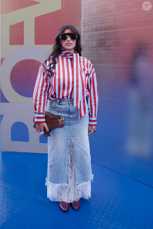 Rio Fashion Week 2026: Giulia Costa apostou em um look de camisa listrada branca e vermelha e saia fendada com renda