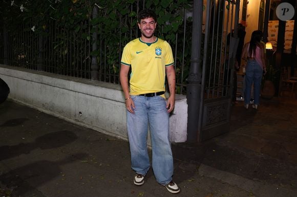 O influencer Álvaro foi outro a usar camisa tradicional da Seleção