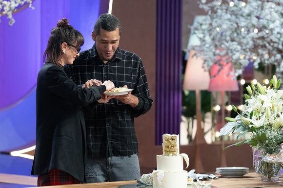 A Band colocou os participantes em trios para preparar um bolo de casamento de três andares